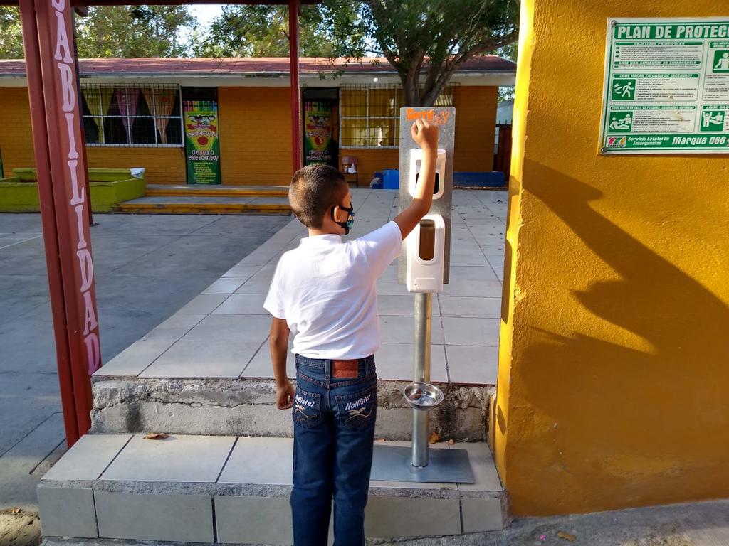 Señaló que lo sustancioso y robusto del protocolo, que eran los filtros en la escuela, filtros en las casas y la actividad del aislamiento de los casos sospechoso, así como su envío a los centros de salud; continúan de la misma manera, no tuvo cambios.