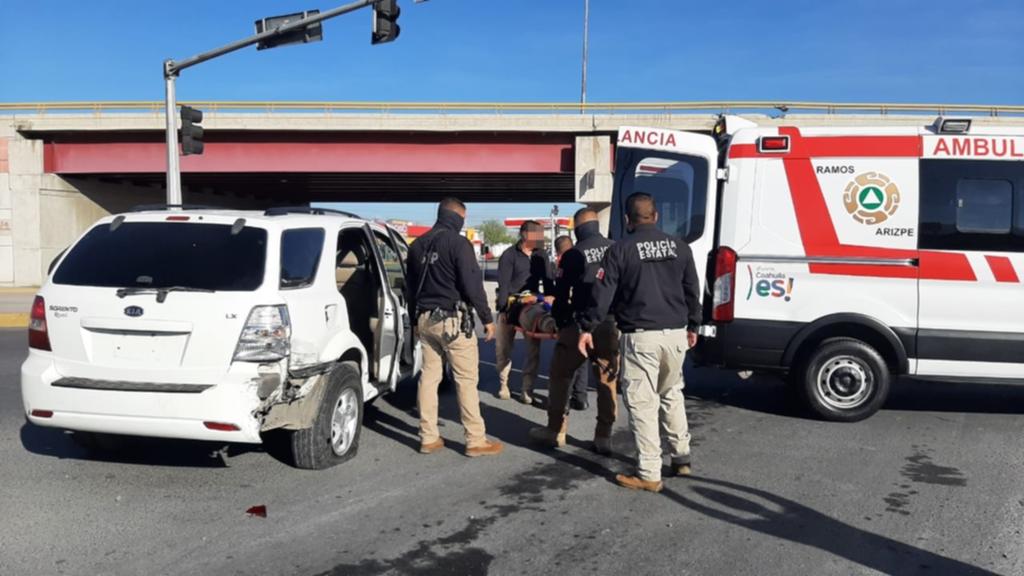 Este lunes, tres elementos de la Policía Estatal resultaron lesionados, luego de que al conductor de un tráiler le fallara los frenos y embistiera a los oficiales en el crece del Libramiento Oscar Flores Tapia y la carretera Saltillo - Monterrey. (EL SIGLO DE TORREÓN)