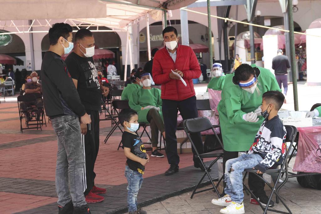 La Secretaría de Salud de México registró este lunes 371 nuevas muertes por COVID-19 hasta alcanzar las 253,526, además de 6,543 nuevos casos para un total de 3,231,616 contagios, en plena tercera ola de la pandemia en el país. (ARCHIVO)