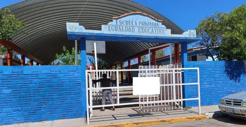 En la escuela Igualdad Educativa fueron las mamás de los alumnos quienes acudieron a limpiar los salones y toda la escuela para el posible regreso a las aulas. (EL SIGLO DE TORREÓN)