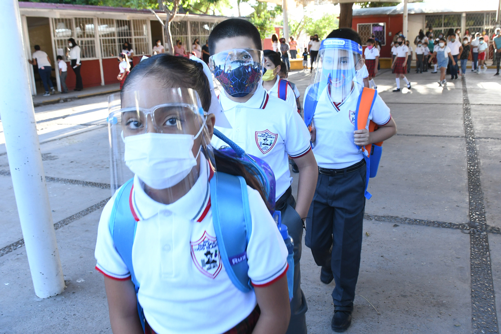 Ayer iniciaron las clases semipresenciales en los planteles de educación básica en Coahuila. (FERNANDO COMPEÁN)