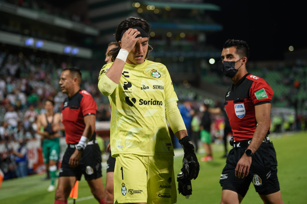 El portero titular de los Guerreros del Santos Laguna, Carlos Acevedo, estará fuera de circulación durante un lapso aproximado de seis semanas, según informó el club albiverde mediante su reporte de lesionados. (ARCHIVO)