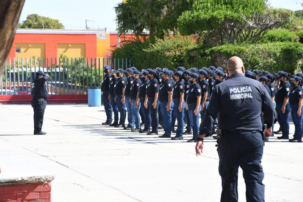 René Nahle Aguilera, director de la Academia de Policía, dijo que en hay siete elementos que se están certificando para convertirse en instructores e impartir los cursos de formación y capacitación a los cadetes, de modo que ya no se tendrá que contratar a ninguno externo.
(FERNANDO COMPEÁN)