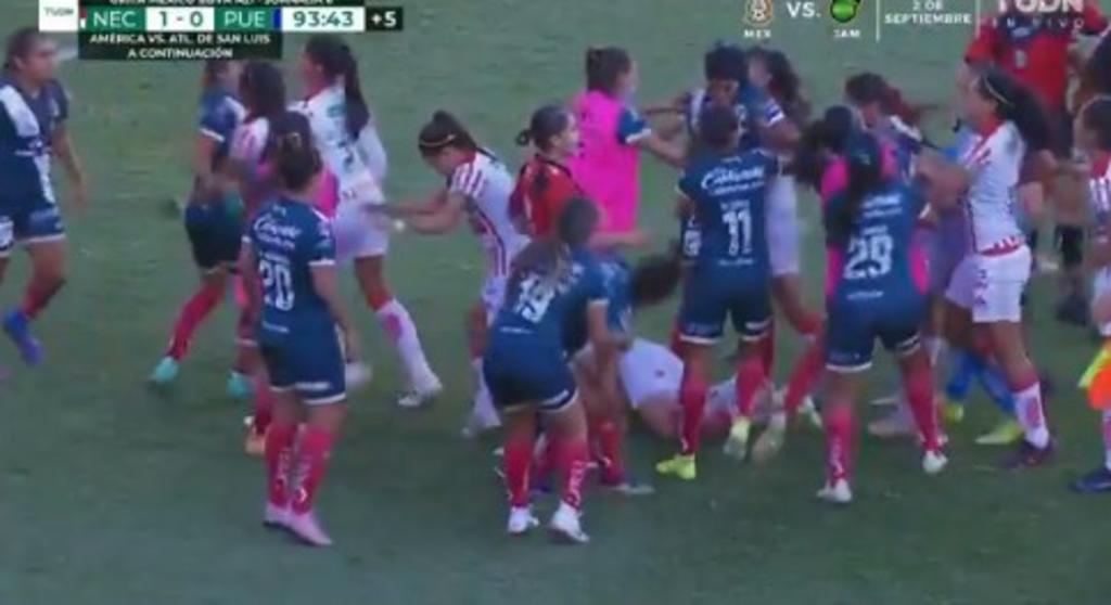 Este lunes, en el encuentro entre Necaxa y Puebla de la Liga MX Femenil se presentó una fuerte bronca en el terreno de juego, luego de que dos de las jugadoras se engancharan entre sí, provocando que sus compañeras intervinieran y se saliera todo de control. (ESPECIAL)
