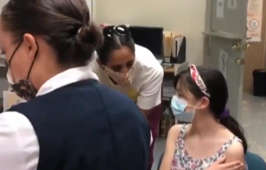 Una menor de 13 años, en Mexicali, se ha convertido en quizá la primera niña en ser vacunada contra el COVID-19 en el país. (ESPECIAL)