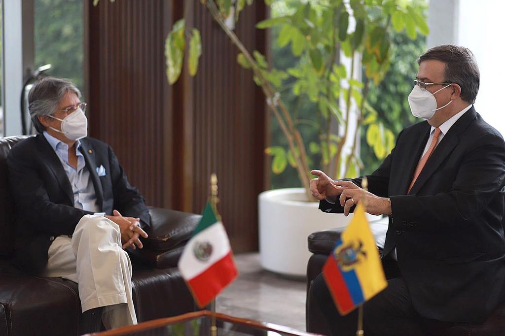 El presidente de Ecuador, Guillermo Lasso (i), pidió este martes al mandatario mexicano, Andrés Manuel López Obrador, avances en el acuerdo comercial entre ambos países, un convenio que sería además la puerta de entrada del país a la Alianza del Pacífico. (ARCHIVO) 