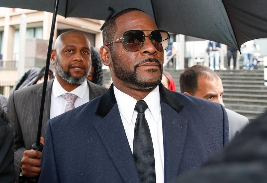 Un controlador R. Kelly prohibió a las novias con las que vivía ver una serie documental que lo retrataba como un depredador sexual y las vigiló durante una entrevista con la presentadora Gayle King, testificó una de las mujeres el martes en el juicio por tráfico sexual contra el cantante de R&B.