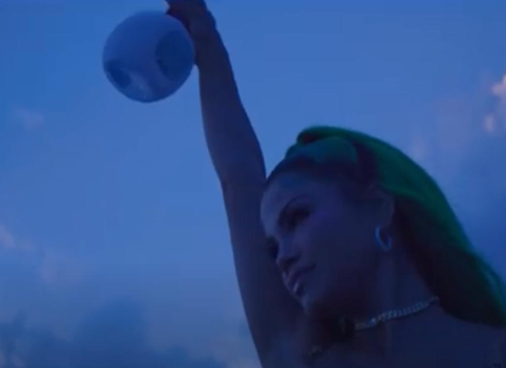 La dominicana Natti Natasha estrenó este martes el videoclip de su reciente tema 'Noches en Miami', rodado en diversos barrios de esta ciudad floridana y hecho 'a pedido' de sus fanáticos tras la excelente acogida que ha tenido la canción este verano.
