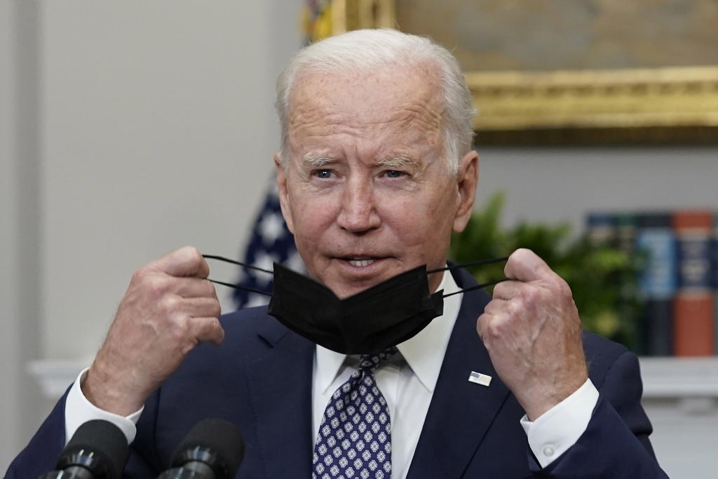 El presidente de Estados Unidos, Joe Biden, recibió este martes un informe clasificado de los servicios de inteligencia estadounidense sobre la pandemia de la COVID-19, aunque no es concluyente sobre el origen del virus, reveló la prensa local. (EFE)