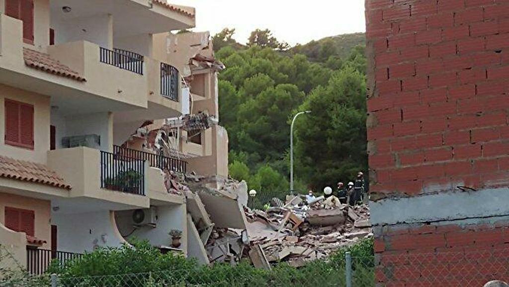 Un edificio de tres alturas se derrumbó este miércoles en la localidad de Peñíscola (en la costa mediterránea española) y hay personas atrapadas, según informaron fuentes de los bomberos. (ESPECIAL)
