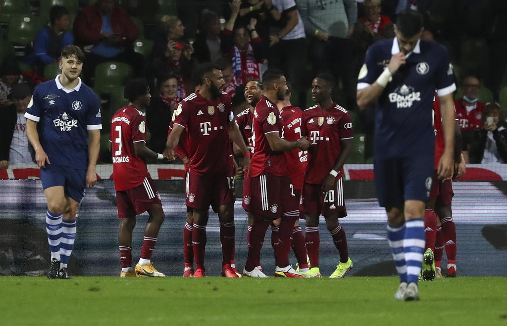 El Bayern, con gran parte de sus jugadores menos habituales, se dio un festín ante el Bremer, de la cuarta categoría del fútbol germano (0-12), en la primera ronda de la Copa de Alemania.
