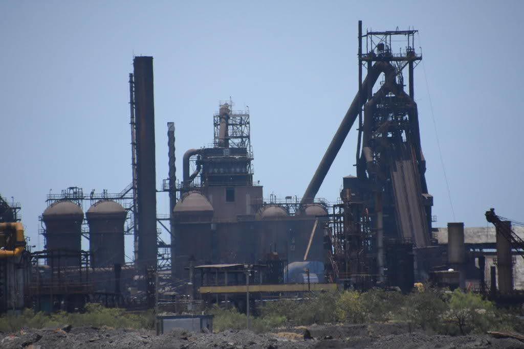  A través de un comunicado, Altos Hornos de México (AHMSA), informó que no podrá aplicarse el acuerdo de traspaso de títulos accionarios al holding Alianza Minero Metalúrgica Internacional por incumplimiento de ésta en las cláusulas establecidas. (ARCHIVO)