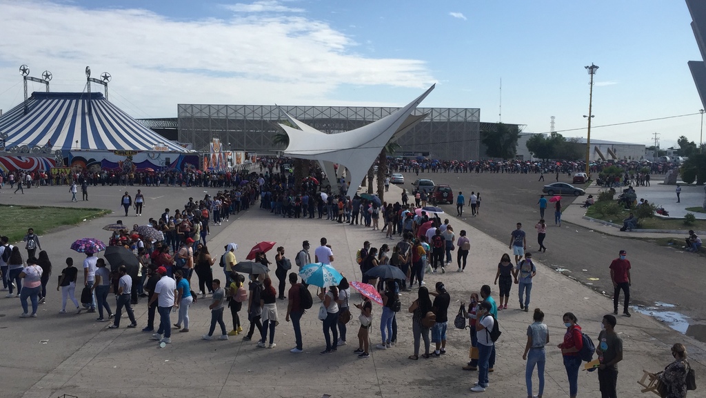 Miles de jóvenes de 18 a 29 años en Gómez Palacio no alcanzaron la primera dosis de la vacuna. (ARCHIVO)