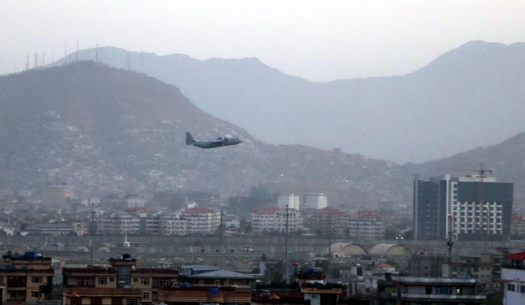 Al menos seis personas murieron y otras 30 resultaron heridas en dos explosiones fuera del aeropuerto de Kabul, donde miles de ciudadanos afganos se encontraban aglomerados intentando salir del país en los vuelos de evacuación internacionales. (EFE)
