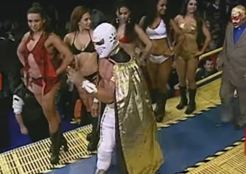 Después de diecisiete años del debut del personaje, y a una década de la lucha más reciente que el Místico original tuvo en la Arena México, este viernes reaparece sobre el cuadrilátero de la llamada catedral del pancracio, para reanudar la historia del esteta más famoso en la época reciente. (ESPECIAL)
