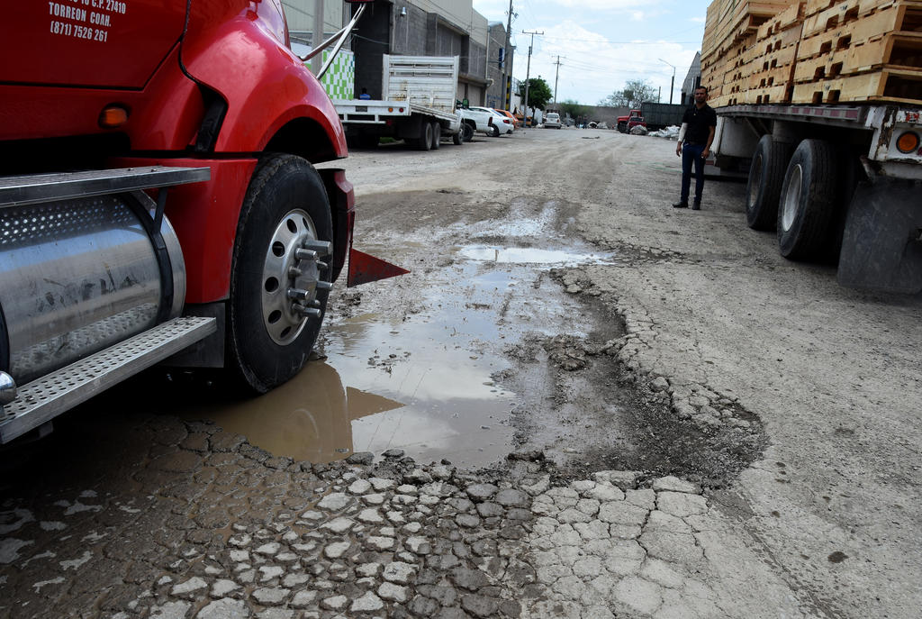 El alcalde de Torreón reconoció que las recientes lluvias dejaron daños considerables en el pavimento. (ARCHIVO)