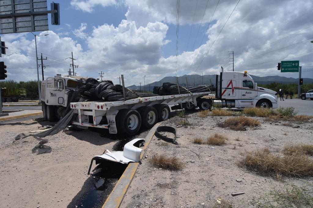 El accidente se registró alrededor de la una de la tarde de este jueves sobre el libramiento Carlos Salinas de Gortari en el entronque con Prolongación Industrial, al occidente de Monclova.

