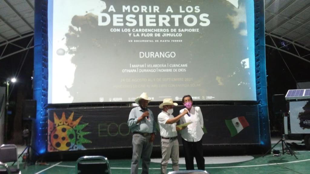 Se presentó el documental “A Morir a los Desiertos, con los cardencheros de Sapioriz y la Flor de Jimulco” a través de la Gira Ecocinema, donde estuvieron presentes Don José Guadalupe, Yolanda e Iginio, cardencheros originarios de Sapioriz. (DIANA GONZÁLEZ)