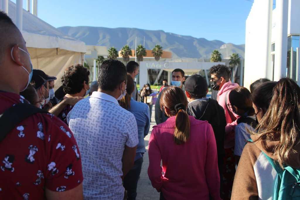 Un grupo de jóvenes bloquearon la carretera 57 a la altura de la Universidad Autónoma de Coahuila, campus Arteaga, para exigir se les apliquen vacunas antiCOVID. (LUCÍA PÉREZ)