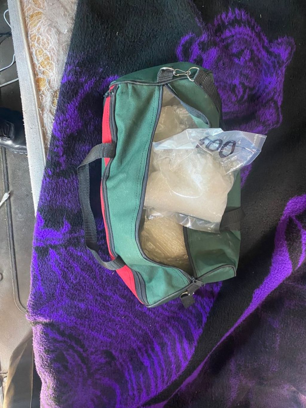 En camarote de tractocamión elementos de la Guardia Nacional localizan maleta con bolsas llenas de la droga conocida como cristal. (EL SIGLO DE TORREÓN)