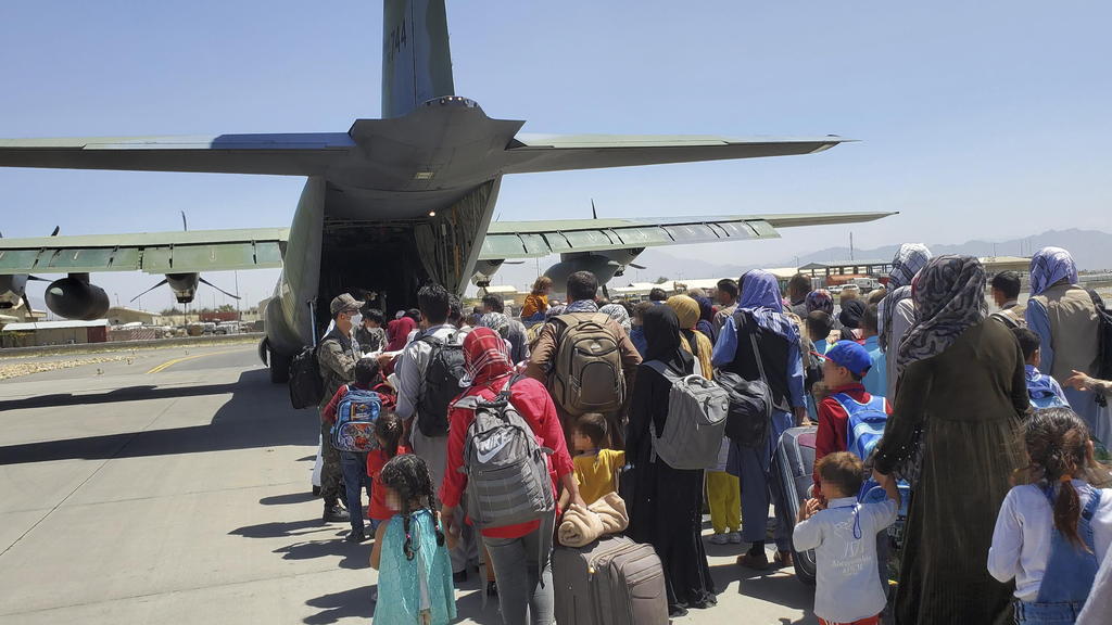 Los integrantes de la coalición internacional, liderada por Estados Unidos, mantienen las evacuaciones en el aeropuerto de la capital, Kabul. (EFE)