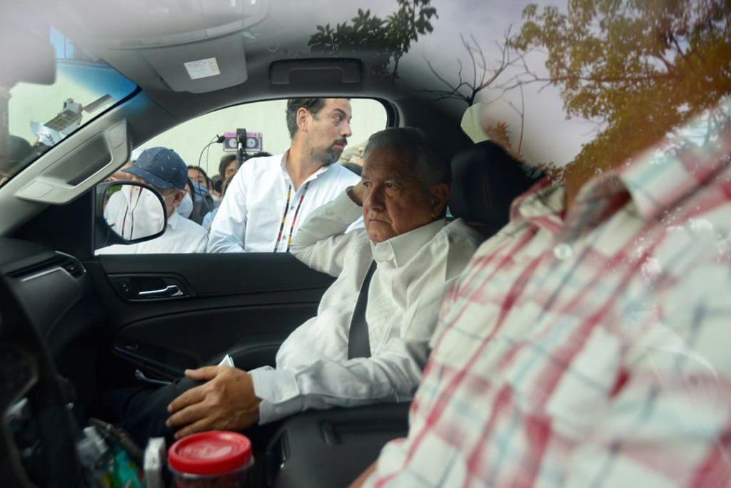 El presidente López Obrador hizo una seña de avanzar a su equipo de Ayudantía, y al conductor del vehículo, quienes no tuvieron ningún problema para que el mandatario federal ingresara. (EL UNIVERSAL)