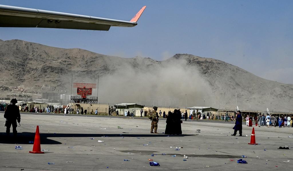 La fotografía tomada en el aeropuerto de Kabul, comenzó a difundirse como si fuera una escena de los atentados ocurridos esta semana, cuando la instantánea fue tomada el día 16 (AFP) 