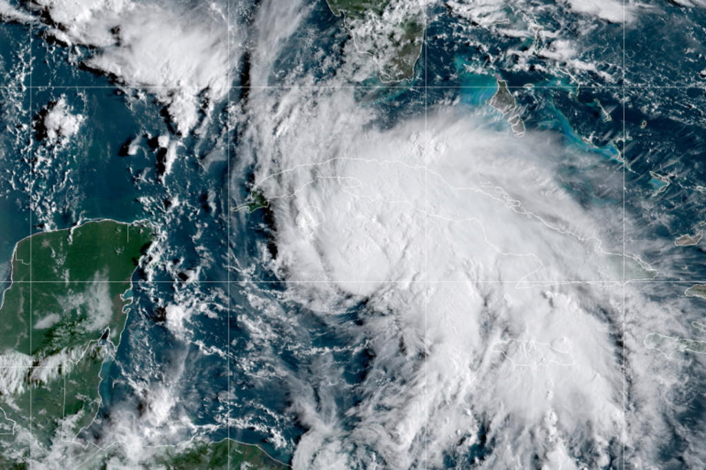 'Ida' tocó este viernes tierra en la Isla de la Juventud (Cuba) minutos después de convertirse en huracán con vientos máximos sostenidos de 120 kilómetros por hora (75 millas) en su camino hacia la costa sur estadounidense, donde se prevé que llegará el domingo, posiblemente como un huracán mayor. (ESPECIAL) 