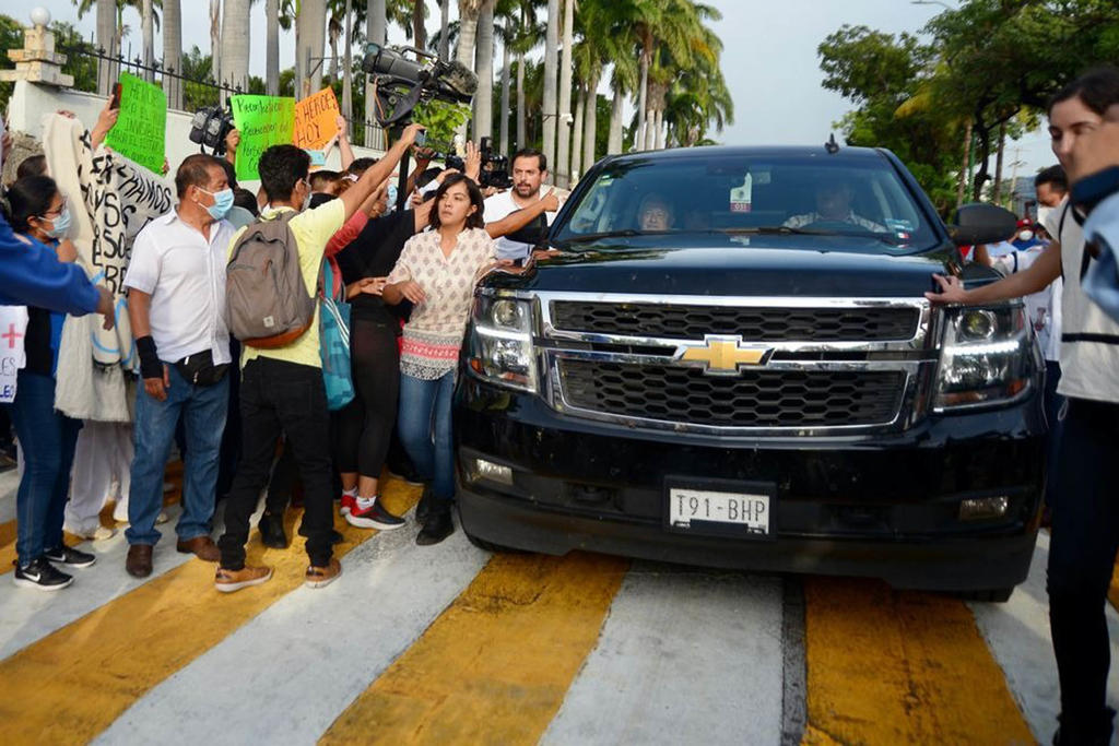 Integrantes de las secciones 7 y 40 de la CNTE en Chiapas bloquearon por dos horas la camioneta en la que se transportaba el presidente. (EFE)