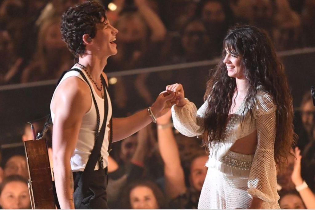 Luego de que la cantante Camila Cabello fue vista usando un anillo en su mano izquierda, no tardaron en llegar los rumores sobre una posible boda con el canadiense Shawn Mendes, con quien mantiene una relación desde 2019. (CORTESÍA) 
