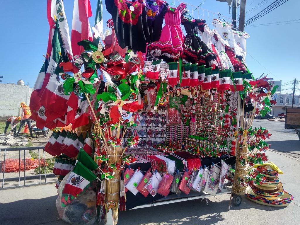 Desde hace días que los vendedores de artículos alusivos a las fiestas patrias, ya se observan en el municipio de Madero, aunque las expectativas de las ventas no son muy buenas. (MARY VÁZQUEZ)