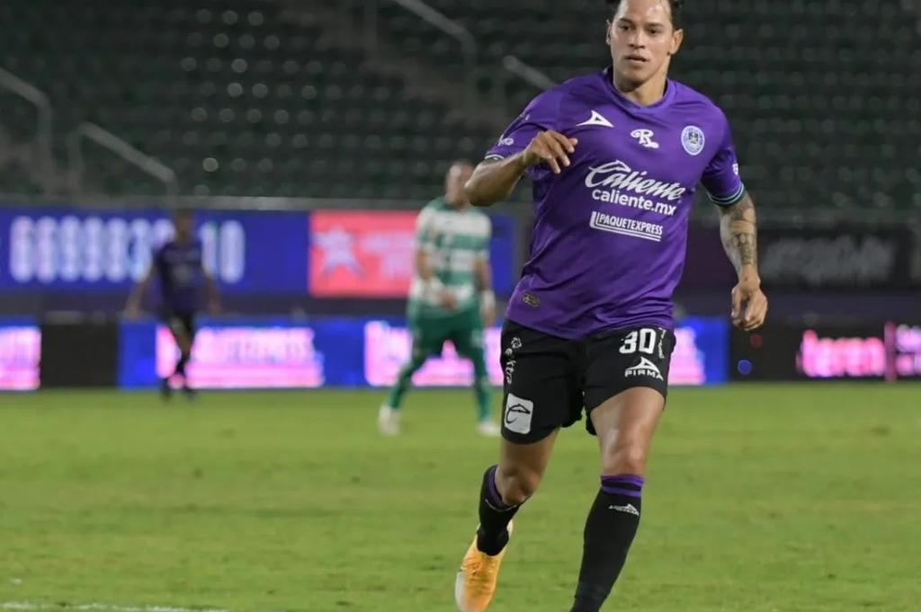 Giovanni Augusto marcó de penal el 2-1 para Mazatlán, pero Andrés Vombergar igualó por los visitantes al 96 (ESPECIAL) 