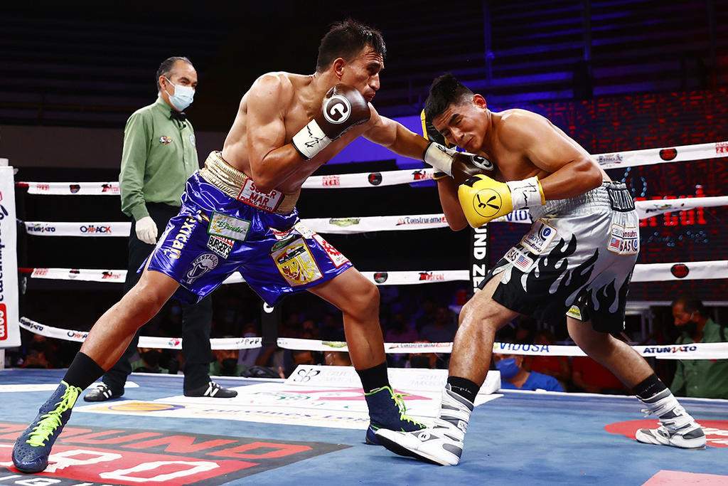 Por la vía de los puntos, el boxeador regiomontano Oziel “Ruso” Santoyo, derrotó al nayarita Mauricio “Korita” Noriega en la pelea estelar de Round Zero Fight Night presentada en la Arena José Sulaimán de Monterrey, Nuevo León.