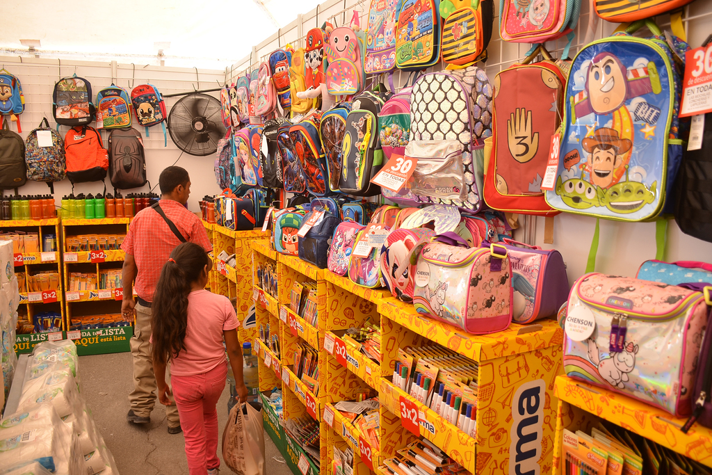 La compra de útiles escolares se ha dado de forma gradual en este regreso a clases semipresencial en la ciudad de Torreón. (ARCHIVO)