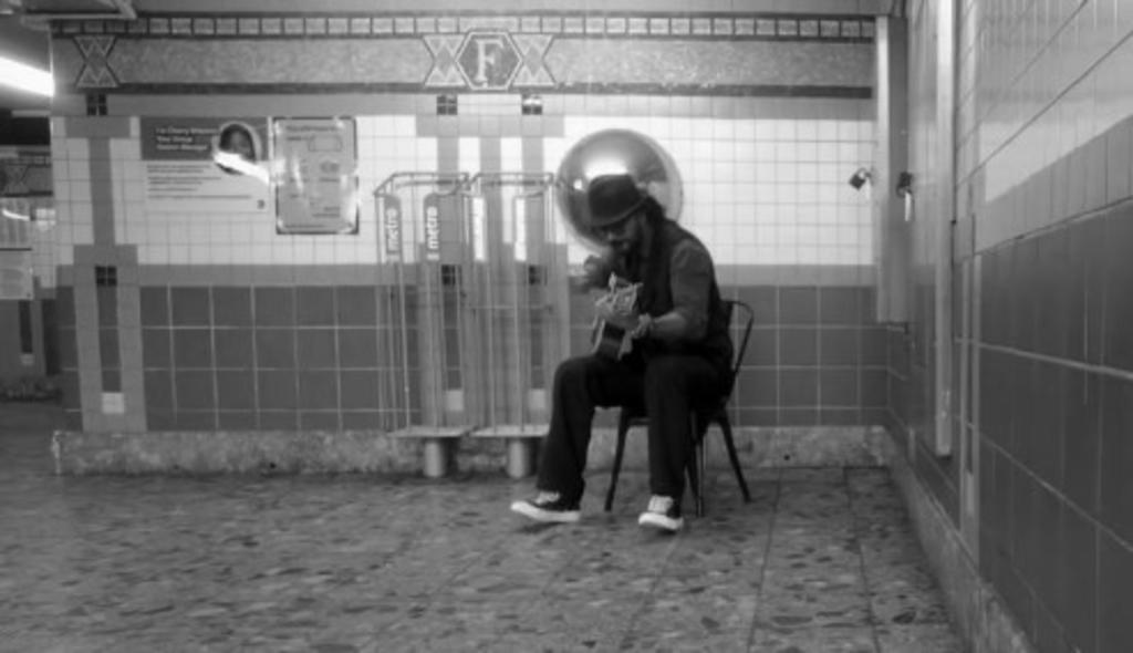 Músico. Ricardo Arjona relató su experiencia tocando en el metro de Nueva York, donde nadie lo reconoció como artista.