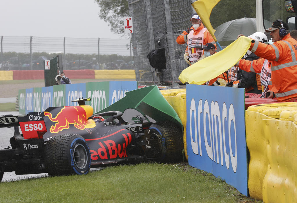 accidentó su monoplaza en la vuelta de instalación en la lluviosa pista de Spa-Francorchamps, justo antes de la prueba. (AP)