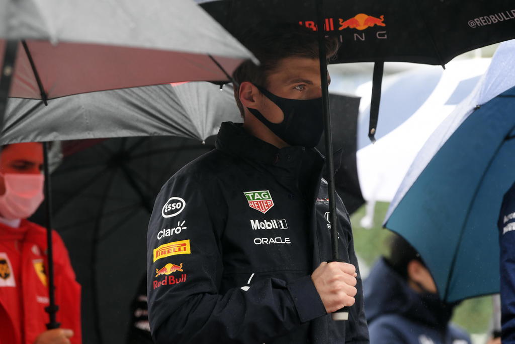 El inicio del Gran Premio de Bélgica fue suspendido debido a que varias horas de lluvia torrencial hicieron muy peligroso conducir en la pista el domingo.