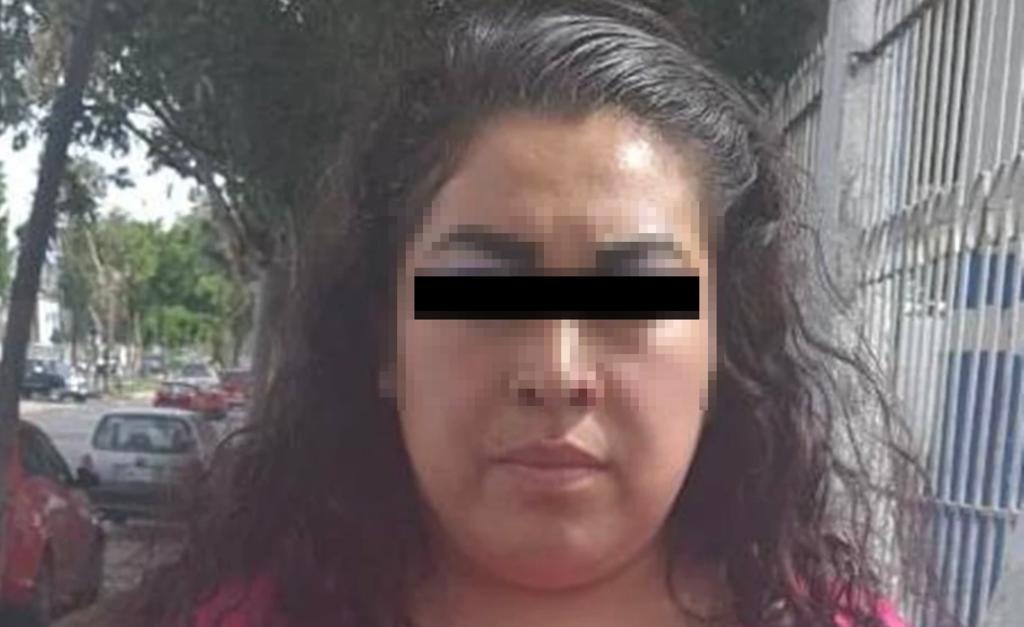 Karla Ivonne 'H', presunta líder de una banda identificada como 'Las Aguacateras', quienes se encargan de introducir drogas al Reclusorio Oriente y trabajan para El Duke, fue detenida por agentes de inteligencia de la policía capitalina en un operativo en la alcaldía Iztapalapa. (ESPECIAL)