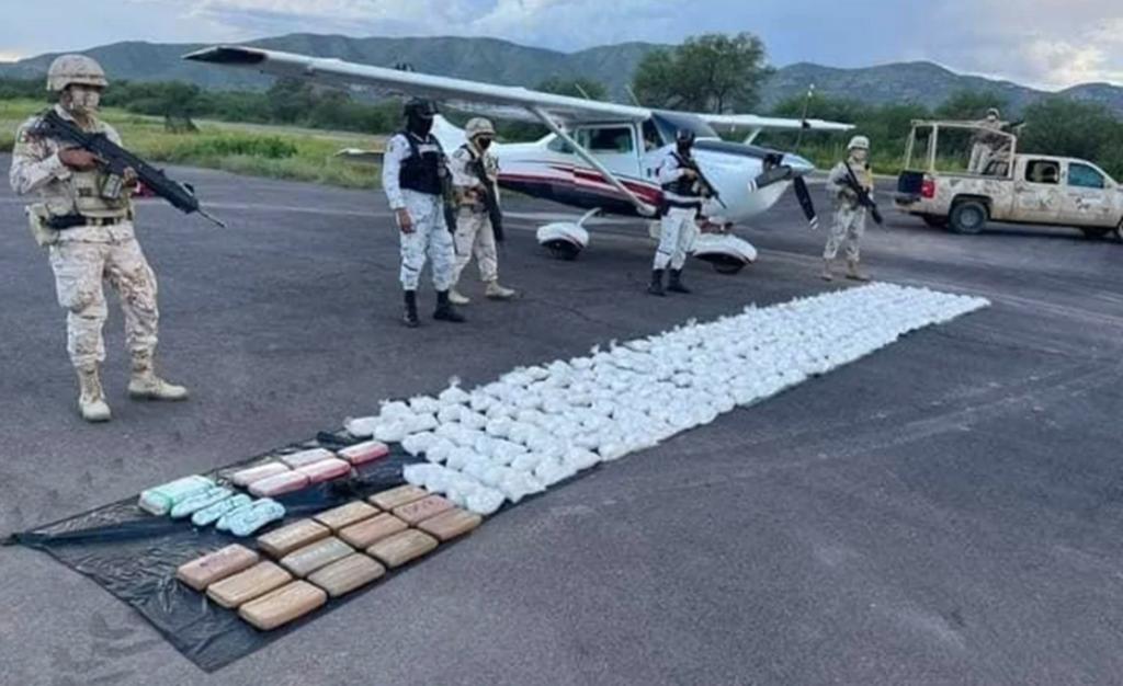 Elementos del Ejército aseguraron en Magdalena de Kino, Sonora, una aeronave que transportaba un cargamento de metanfetamina, cocaína y pastillas de fentanilo, valuado en el mercado negro en más de 28 millones de pesos. (TWITTER)