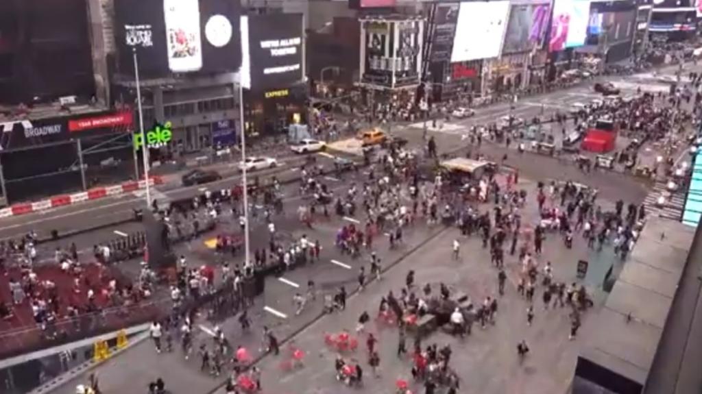 Un fuerte ruido movilizó a cientos de personas que paseaban en Times Square en Nueva Yok, en Estados Unidos. Inicialmente se reportó como disparos, aunque según NBC se trató de una barricada que cayó de la plaza.
