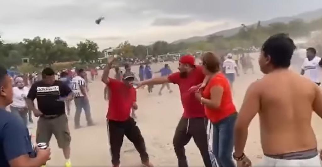 Tras un desacuerdo por el resultado final del partido que se realizó en la ciudad de Parras, Coahuila, los jugadores y espectadores se fueron a los golpes unos contra otros (CAPTURA) 