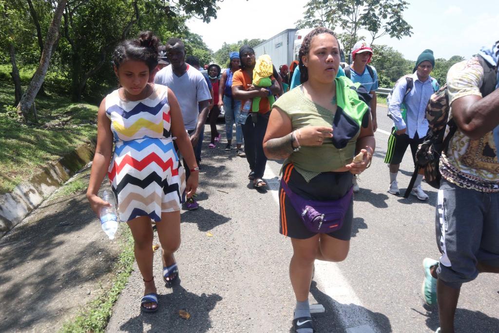 Este lunes hay alrededor de unos 600 extranjeros que caminan sobre la carretera Tapachula-Huehuetán cargando niños en brazos, maletas y botellas de agua.
(ARCHIVO)