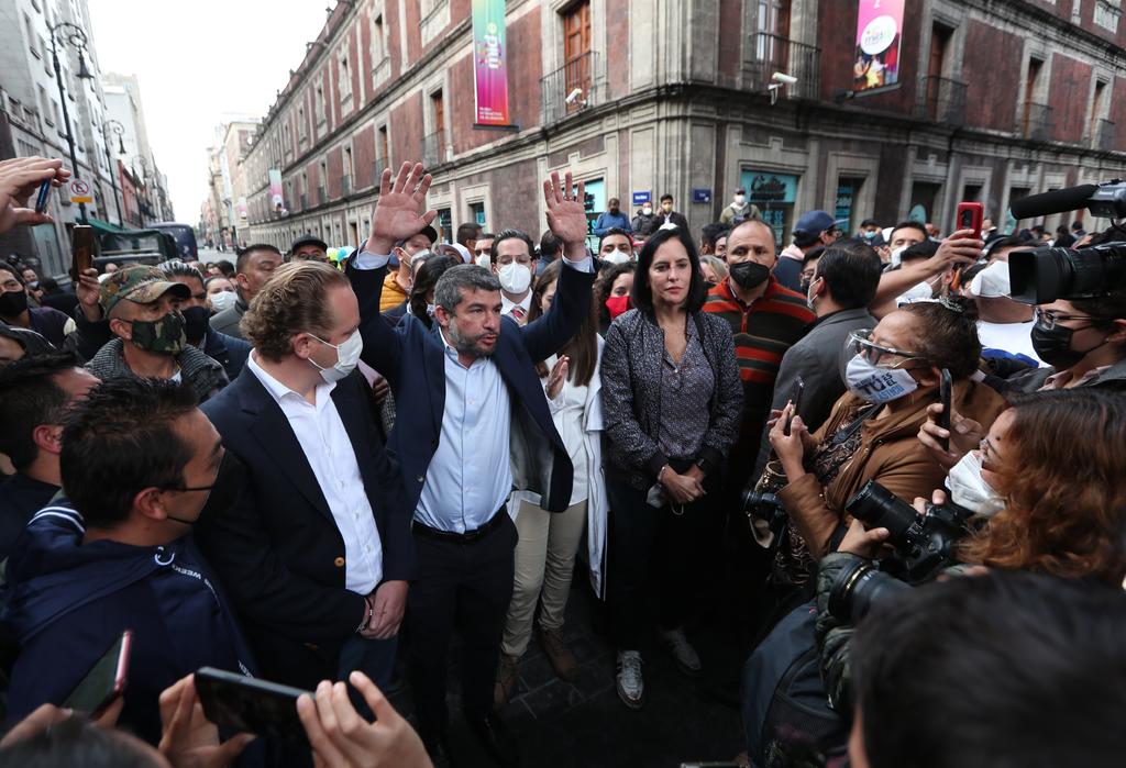 Los alcaldes electos de la oposición, que integran la Unión de Alcaldes de la Ciudad de México (UNA-CDMX), lograron entrar a dicha reunión, aunque en el área de invitados. (EFE)