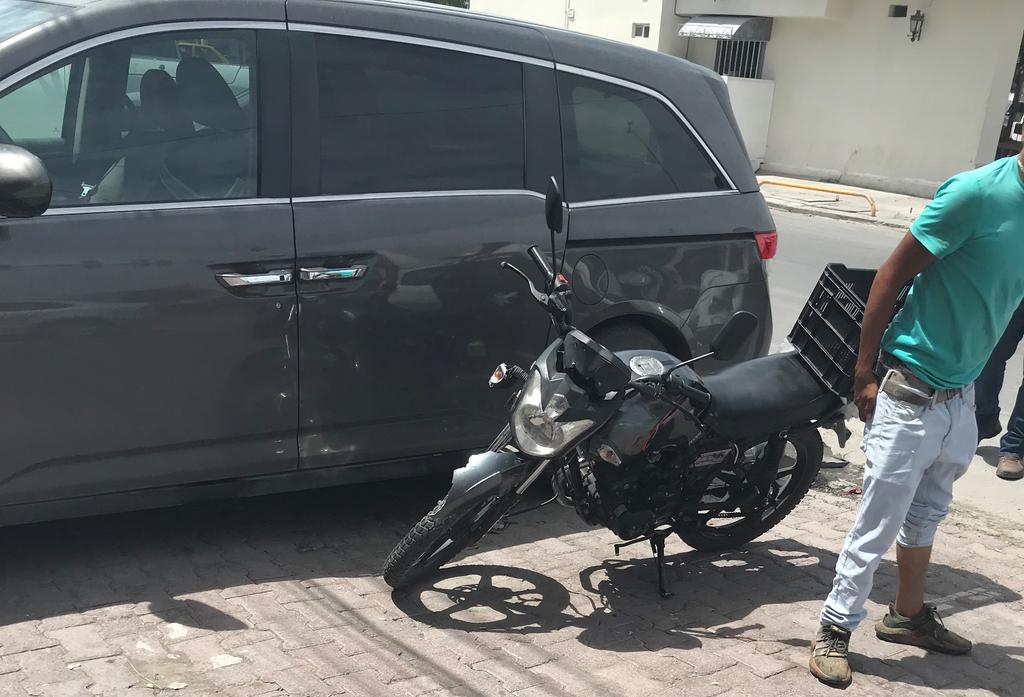 El joven fue identificado como Juan Gerardo de 21 años de edad, quien viajaba a bordo de una motocicleta de color negro con rojo. (EL SIGLO DE TORREÓN)
