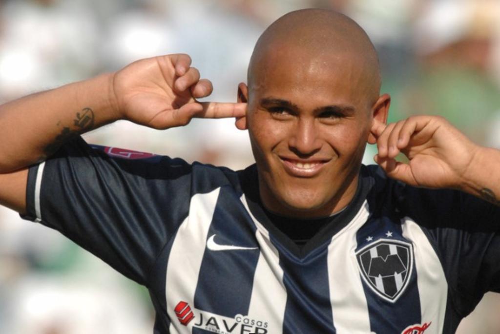 Humberto Suazo fue oficialmente anunciado como nuevo jugador de los Raya2 de la Liga de Expansión, filial de Monterrey. El delantero llega con 40 años.