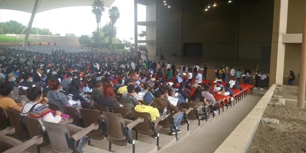 Parque Las Maravillas contabilizaba cerca de 4 mil jóvenes haciendo fila. (ISABEL AMPUDIA)