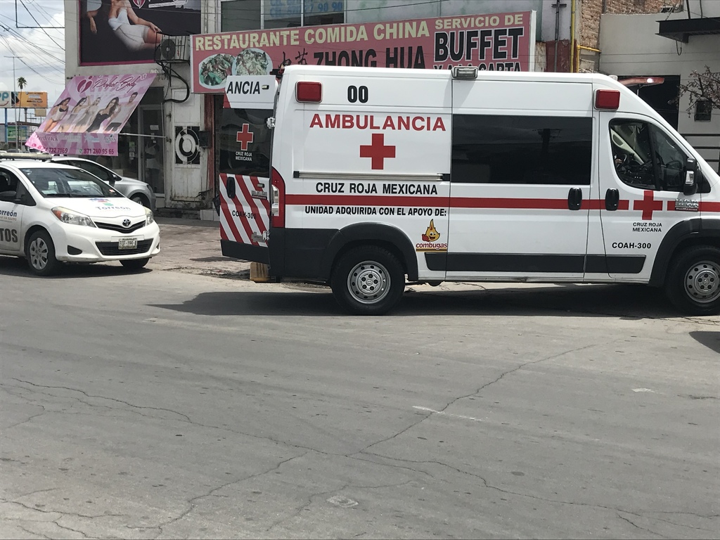 Vehículo impacta a joven motociclista en la zona Centro de Torreón