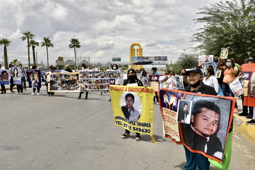 Grupo Víctimas por sus Desaparecidos en Acción de Torreón bloqueó ayer el periférico para protestar por eliminación de fideicomisos. (ÉRICK SOTOMAYOR)