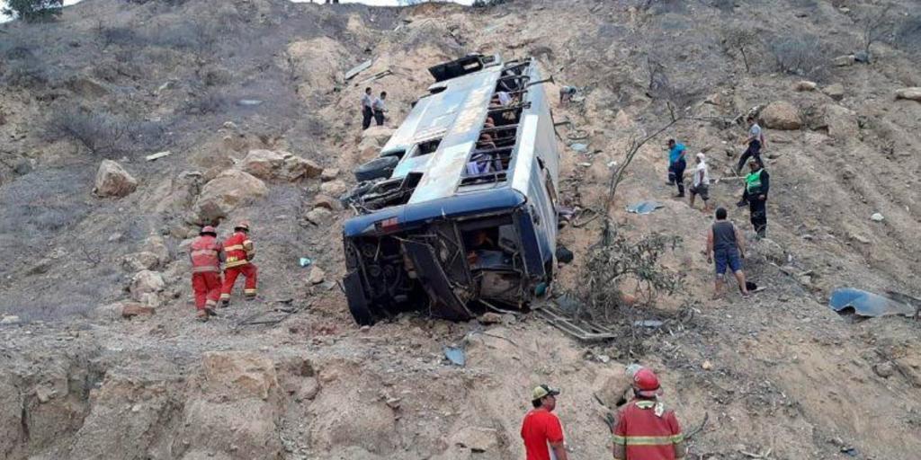 El vehículo se estrelló contra un cerro y cayó por un barranco de unos 100 metros de profundidad. (ESPECIAL)