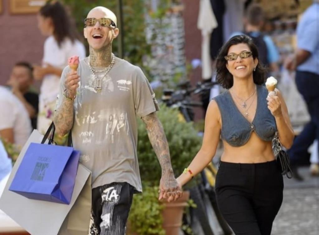 Esta semana, la 'pareja del momento', Kourtney Kardashian y Travis Barker sorprendieron a sus seguidores desde sus vacaciones en Venecia, Italia. 